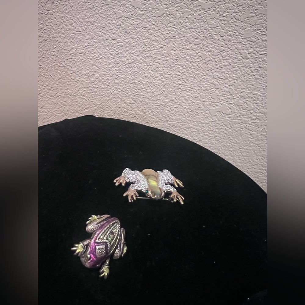 Frog pins